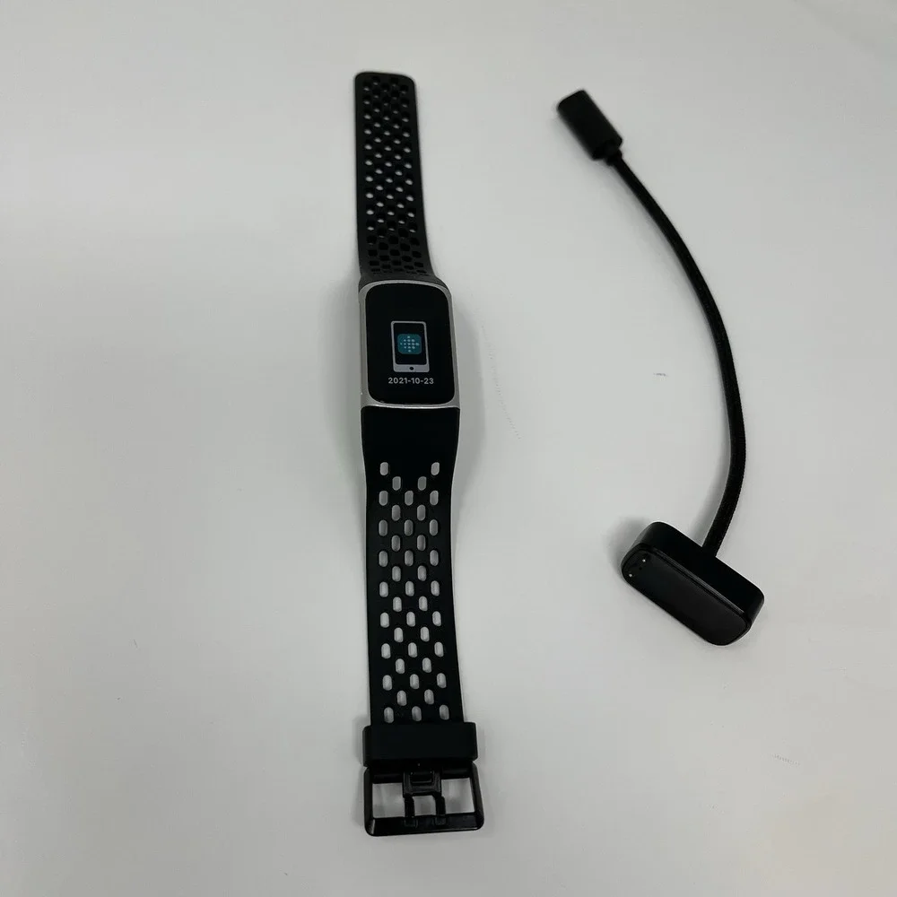 Fitbit Charge 5 Silver/Black (FB421) - FOR PARTS - Black Screen Issue / Boots